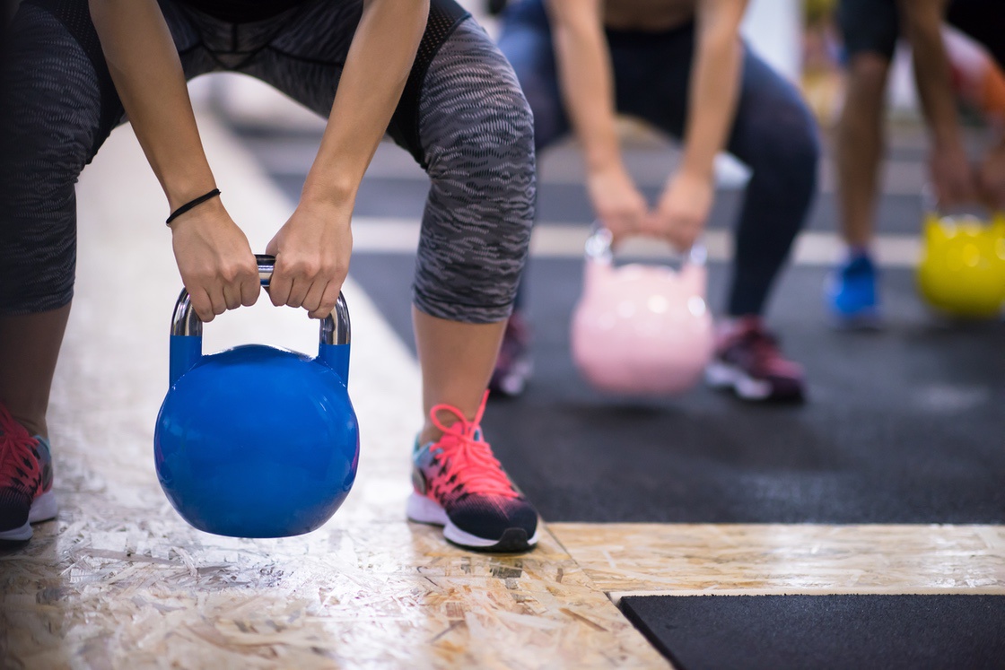 Woman doing kettlebell swings to work glutes
